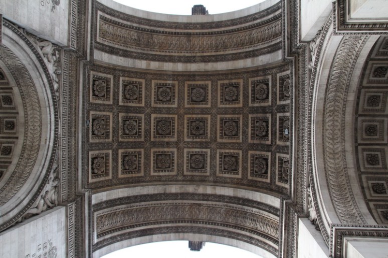 Paris : l'Arc de Triomphe vu de dessous.