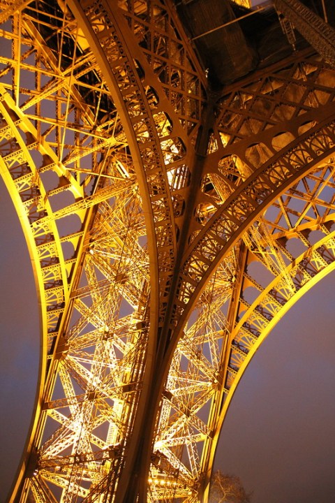 Paris. La Tour Eiffel vue de dessous.