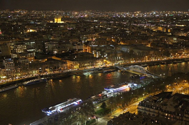 Paris. La Seine et l'Arc de Triomphe vus depuis le 2ème étage de la Tour Eiffel.