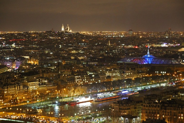 Paris. La Seine, le Grand Palais et Montmartre (au fond) vus depuis le 2ème étage de la Tour Eiffel.