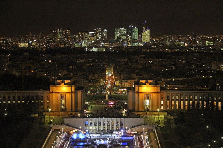 Paris. L'esplanade du Trocadéro et la Défense (au fond) vues depuis le 2ème étage de la Tour Eiffel.