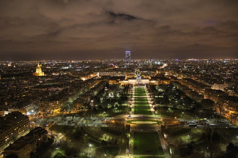 Paris. Le Champ de Mars, l'Ecole Militaire, les Invalides et la Tour Montparnasse (au fond) vus depuis le 2ème étage de la Tour Eiffel.