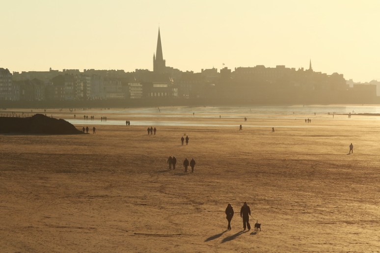 Saint-Malo intra-muros vu depuis la plage de Rochebonne.