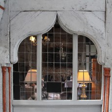 Dinan, fenêtre d&rsquo;un restaurant, rue de la&nbsp;Cordonnerie.
