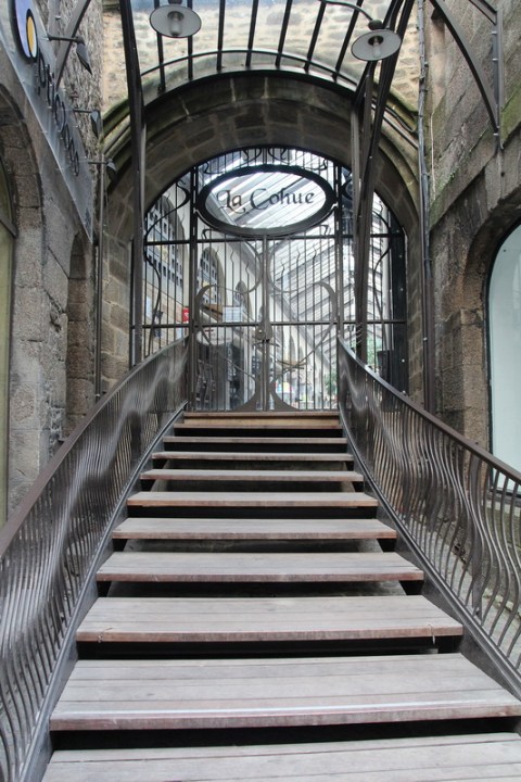 Dinan, les Halles, accès côté rue de la Ferronnerie.