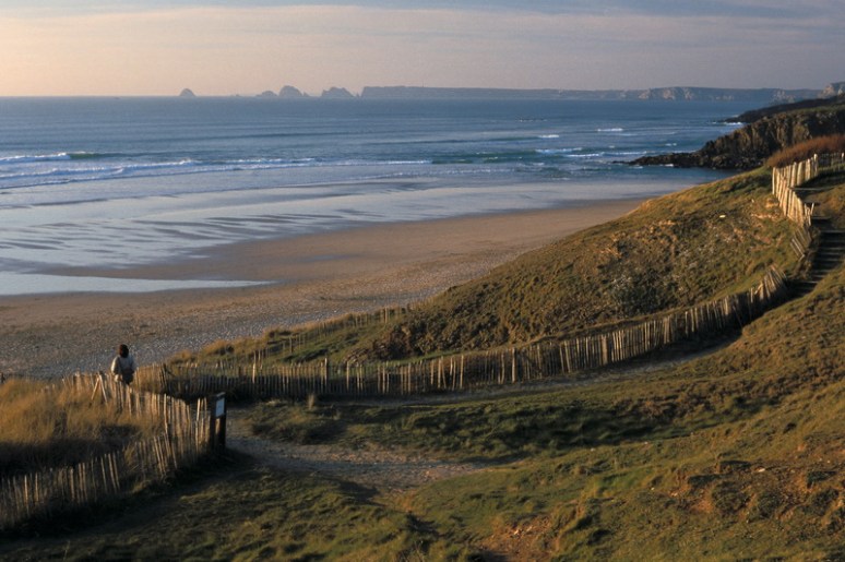 Presqu'île de Crozon (29), vue sur la pointe de Pen Hir et le Tas de Pois depuis la plage de la Palu.