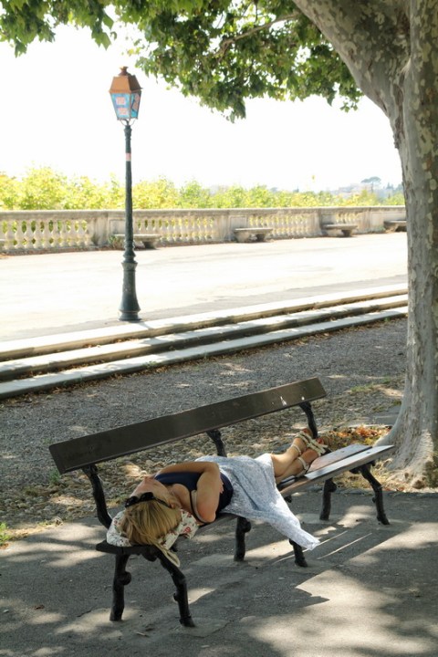 Sieste dans le Jardin du Peyrou, à Montpellier.