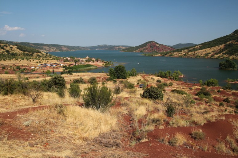 Vue sur Celles et le lac du Salagou.