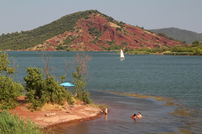 Le lac du Salagou à Celles. Cette "colline" est un ancien volcan.