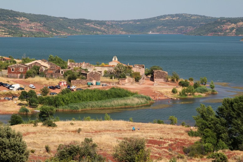 Celles et le lac du Salagou. Le barrage est au fond.