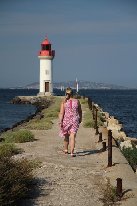 Marseillan : Le phare de la Pointe des Onglous et l'étang de Thau (fin du Canal du Midi, situé à gauche).