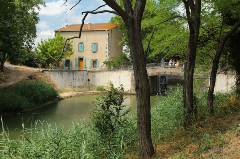 Agde (34). Le Canalet et l'écluse du Bassin Rond : Accès au Canal du Midi.