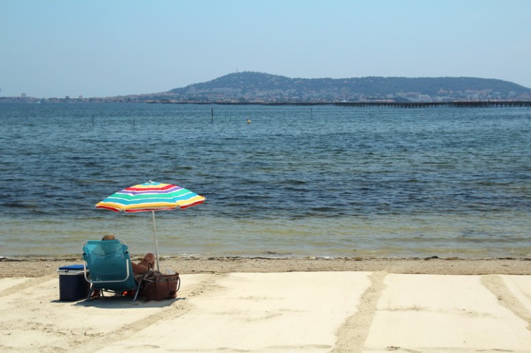 Plage de Bouzigues, au bord de l'étang de Thau et face à Sète (au fond).