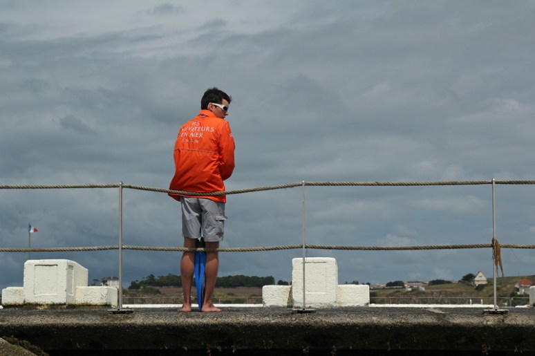 Maître-nageur à la piscine d'eau de mer de Saint-Pair-sur-Mer