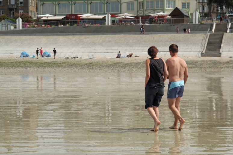 Couple marchant sur la plage de Saint-Pair-sur-Mer