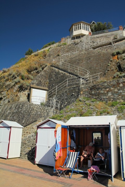 Granville. Cabines de bain sur la digue-promenade du Plat Gousset.