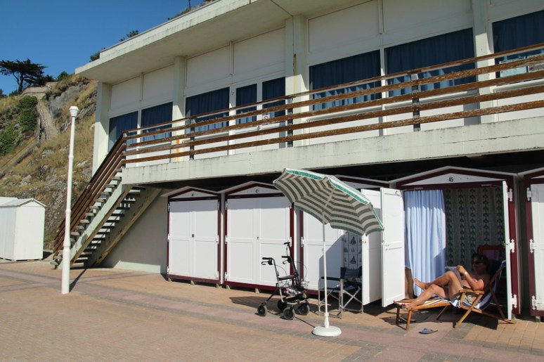 Granville. Cabines de bain sur la digue-promenade du Plat Gousset.