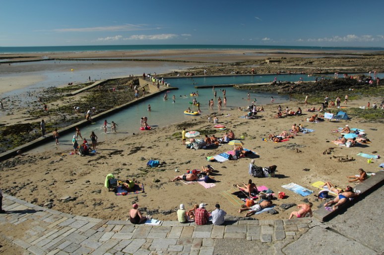 Granville. La plage et la piscine d'eau de mer vues depuis la digue-promenade du Plat Gousset.