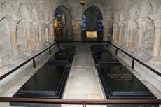 Crypte de la Basilique de Saint-Denis. Cercueils de Louis XVIII, Marie-Antoinette, Louis XVI, Louise de Lorraine et Louis&nbsp;VII.
