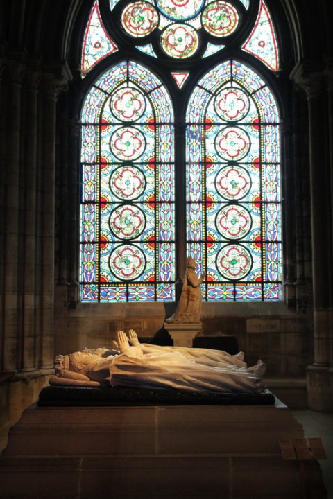 La Basilique de Saint-Denis. Gisants de Henri II et Catherine de Médicis et, au fond, Marie de Bourbon-Vendôme.