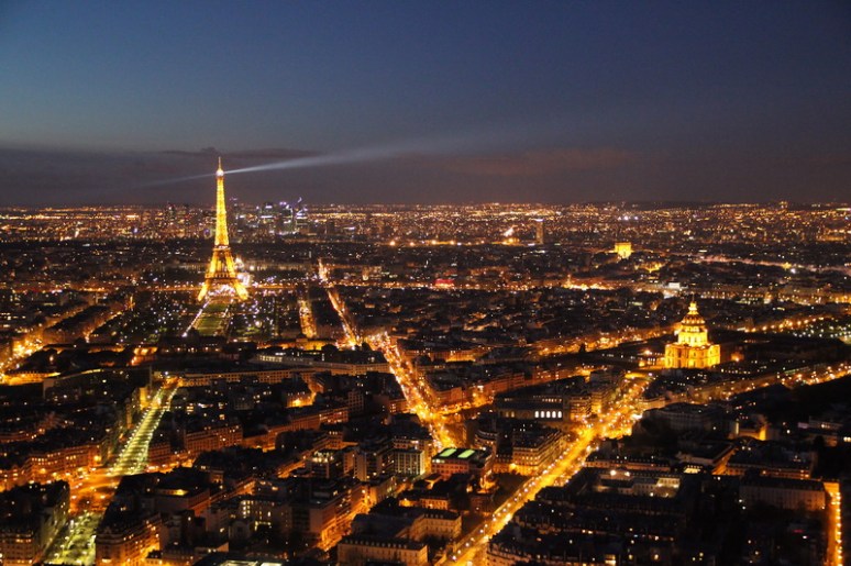 Paris. Vue sur la Tour Eiffel et les Invalides depuis la terrasse panoramique (59ème étage) de la Tour Montparnasse.