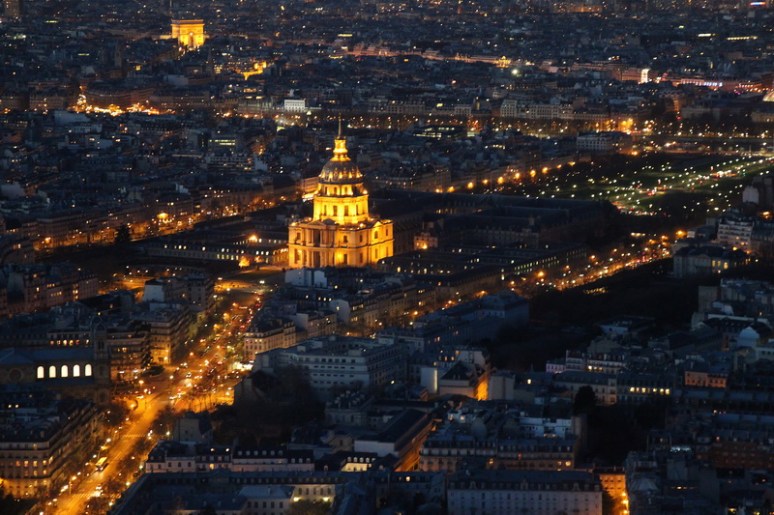 Paris. Vue sur les Invalides et l'Arc de Triomphe depuis la terrasse panoramique (59ème étage) de la Tour Montparnasse.