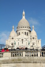 Paris, Montmartre. La Basilique du Sacré-Cœur vue depuis la place&nbsp;Saint-Pierre.
