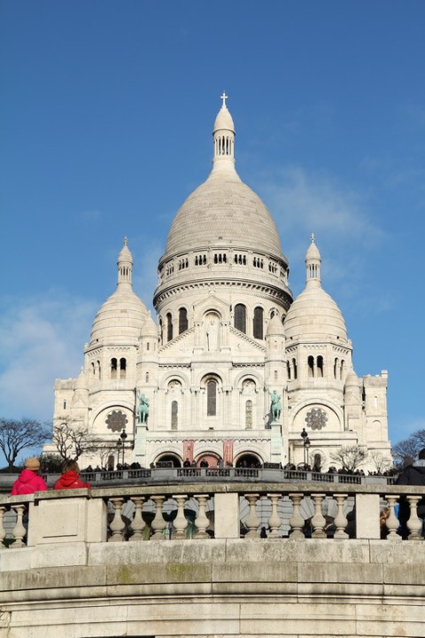 Paris, Montmartre. La Basilique du Sacré-Cœur vue depuis la place Saint-Pierre.