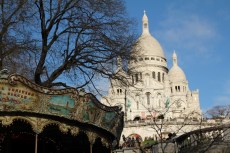 Paris, Montmartre. La Basilique du Sacré-Cœur vue depuis la place Saint-Pierre.