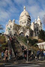 Paris, Montmartre. La Basilique du Sacré-Cœur vue depuis la rue Maurice&nbsp;Utrillo.