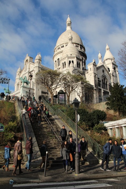 Paris, Montmartre. La Basilique du Sacré-Cœur vue depuis la rue Maurice Utrillo.