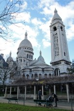 Paris, Montmartre. La Basilique du Sacré-Cœur vue depuis le parc de la&nbsp;Turlure.