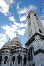 Paris, Montmartre. La Basilique du Sacré-Cœur vue depuis la rue du Chevalier de la Barre.