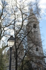 Paris, Montmartre. La Basilique du Sacré-Cœur vue depuis le parc de la Turlure.