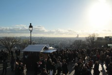 Paris, Montmartre. Vue sur Paris et le marché de Noël depuis le Parvis du&nbsp;Sacré-Cœur.