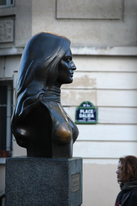 Buste de Dalida sur la place Dalida (Paris).
