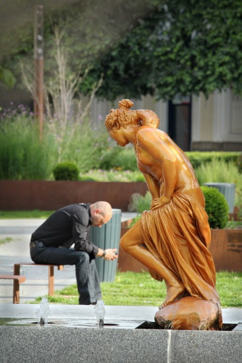 Indiscrétion sur la place de Bretagne (Rennes).