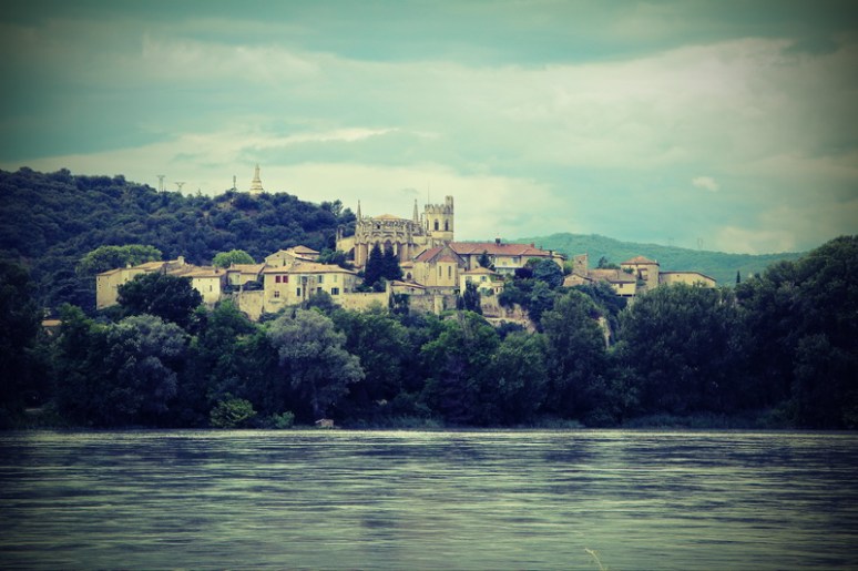 Viviers (France, Ardèche) et le Rhône vus depuis Châteauneuf-du-Rhône (Drôme)