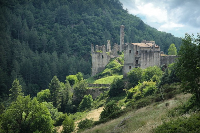 Ruine du château de Boulogne à Saint-Michel-de-Boulogne (France, Ardèche)