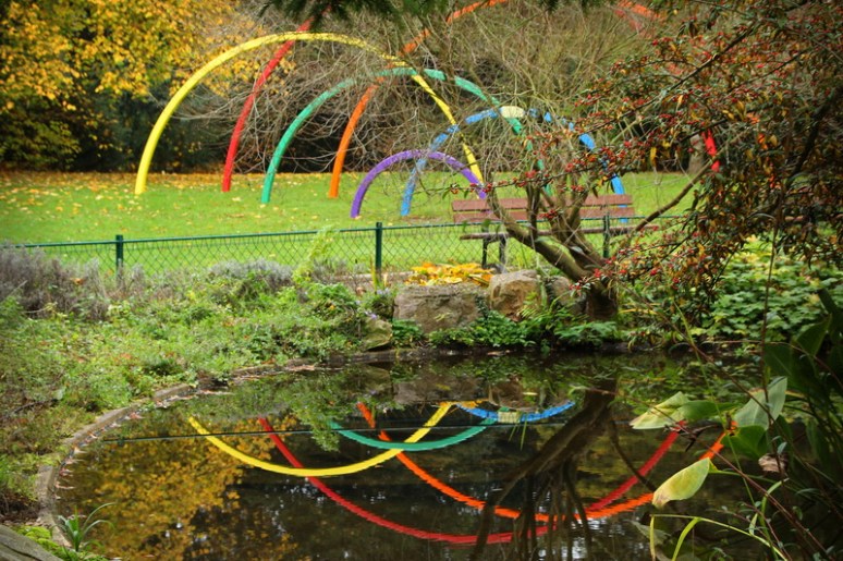 Caen - Le Jardin des Plantes. Oeuvre "Arc en ciel" de Sarah Holt.