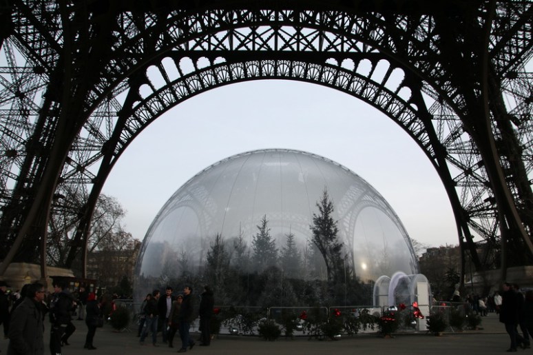 Paris - Sous la Tour Eiffel