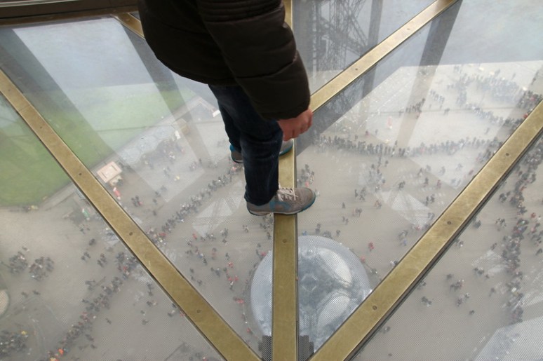 Paris - Le plancher vitré du 1er étage de la Tour Eiffel