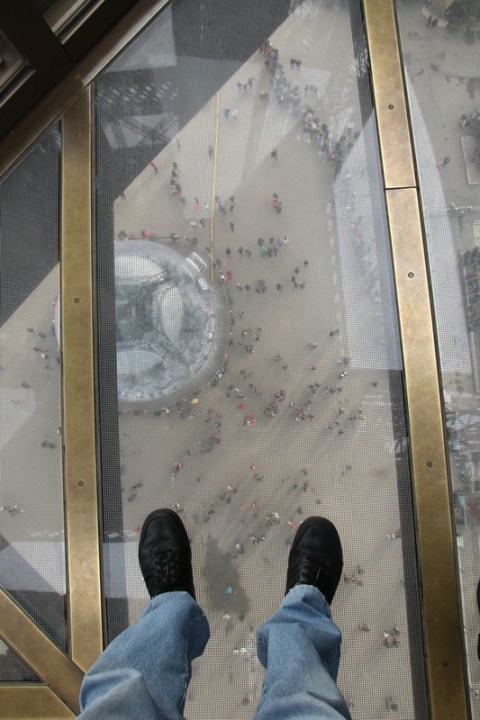 Paris - Le plancher vitré du 1er étage de la Tour Eiffel