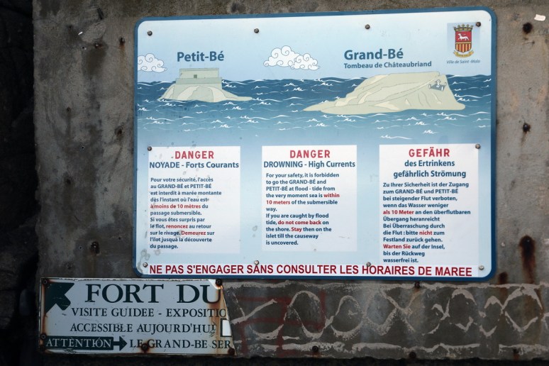 Saint-Malo - Avertissement sur l'île du Grand-Bé