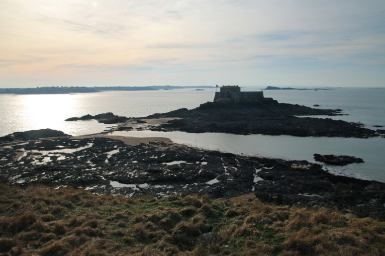 Saint-Malo - Île du Petit-Bé vue depuis l'île du Grand-Bé
