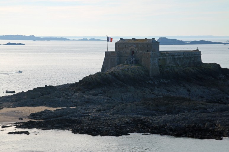 Saint-Malo - Île du Petit-Bé vue depuis l'île du Grand-Bé