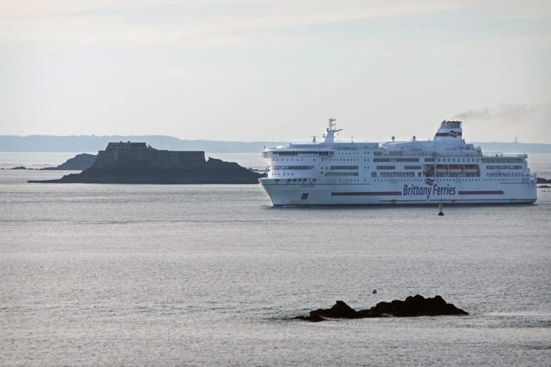 Saint-Malo - Ferry entre l'île du Petit-Bé et l'île Harbour