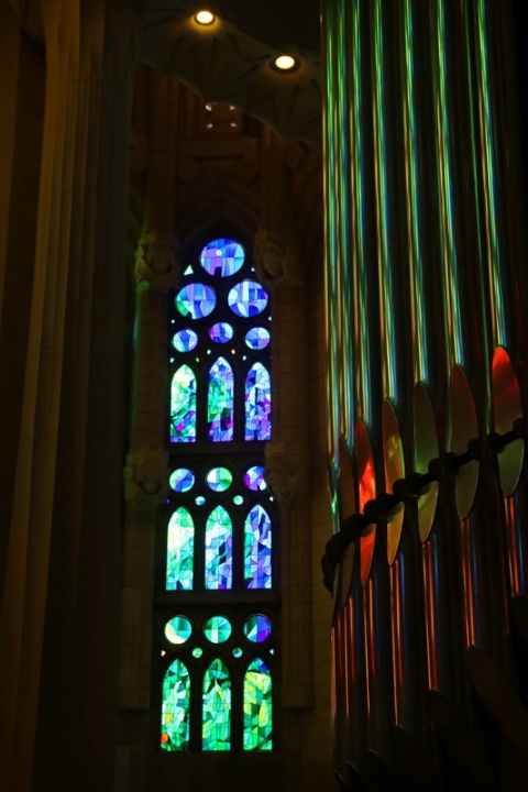 Reflets de vitraux sur l'orgue de la Sagrada Familia (Barcelone, Espagne)