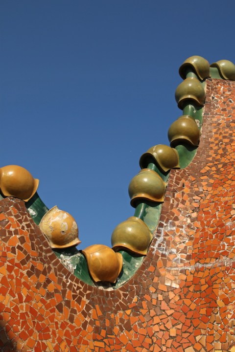 Sur le toit de la Casa Batllo (Barcelone, Espagne)