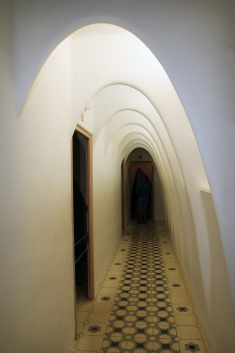 Dans le grenier de la Casa Batllo (Barcelone, Espagne)